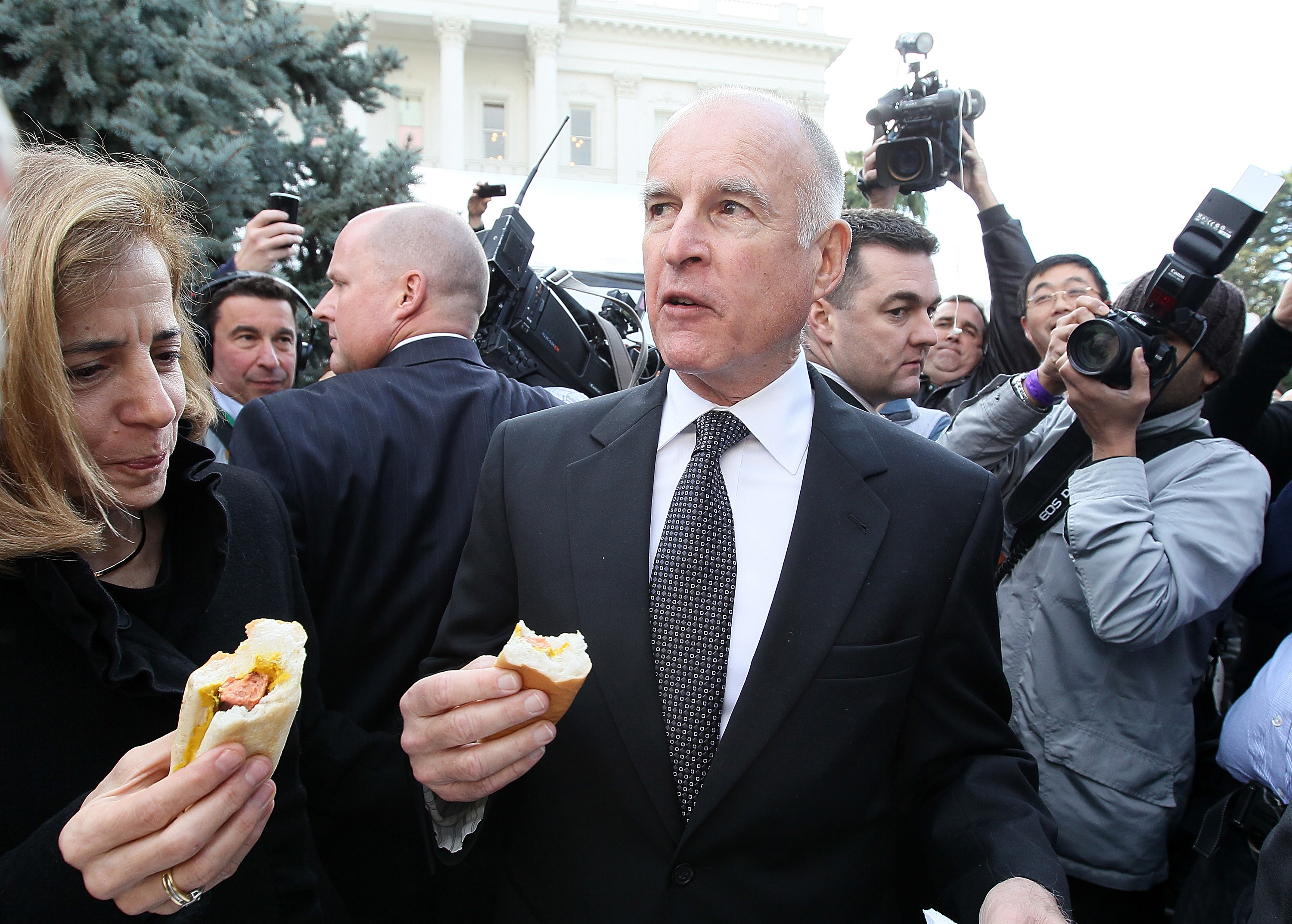 A low budget inauguration included a meal of hot dogs on the lawn for new Gov. Jerry Brown.