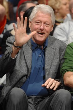Bill Clinton Helps Students Find Funds on Facebook