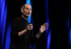 Steve Jobs Defends iPhone Against Reviews