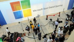 Jerry Rice, Kelly Clarkson Help Open New Microsoft Store