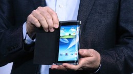 Samsung shows off bendable phone screen