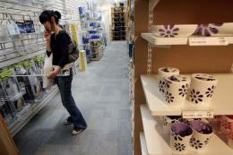 Last Minute Shoppers Finding Items Out Of Stock