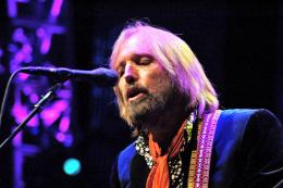 Screen Grabs: Tom Petty at Cricket Wireless 