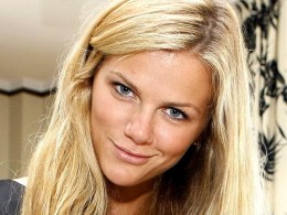 Model Brooklyn Decker Spills Her Bag and Shows Her Goods