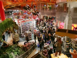 Last-Second Shoppers Struggling to Check Off Lists