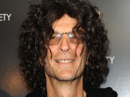 Howard Stern Tweets During Broadcast of “Private Parts”