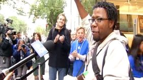 Apple Fans Pay People To Stand In Line For iPhone 5