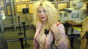Courtney Love Returns to Twitter