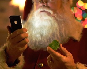 Apple Proves Santa Uses Siri to Organize His Deliveries