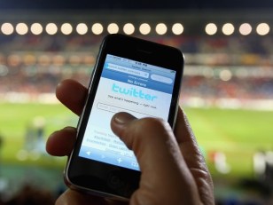 Powerful Friends Help Twitter to $1 Billion