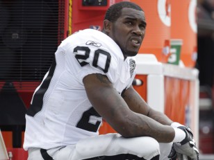 Raiders' McFadden Out With Knee Injury