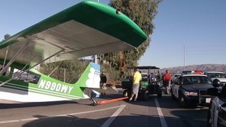 [Internacional] Pequeno avião faz pouso forçado na Califórnia 10-3-2013-more-plane-2