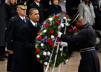 Obama Honors Vets at Tomb of the Unknowns