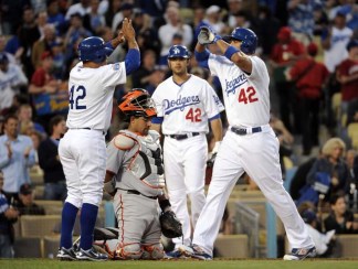 Dodgers Use Long Ball to Overpower Rival Giants. Game One: Dodgers