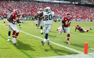 Late McFadden TD Carries Raiders to Win in KC
