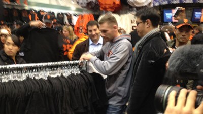 Giants Fans Swarm for Official Gear