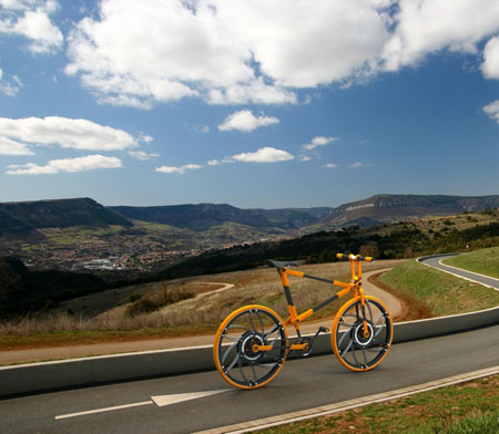 A Collapsible Bike Where Even the Wheels Fold