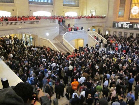 Hundreds Flood Apple's Grand Central Store
