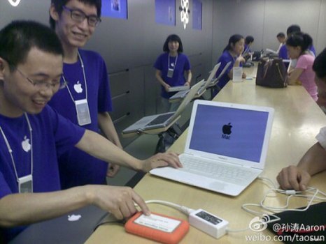 Fake Apple Store Will Fix Your Fake Mac
