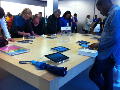 Apple Retail Squandering Dozens of iPad 2s as In-Store Signage
