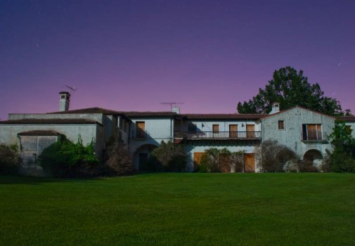 Steve Jobs Tears Down His Woodside Mansion