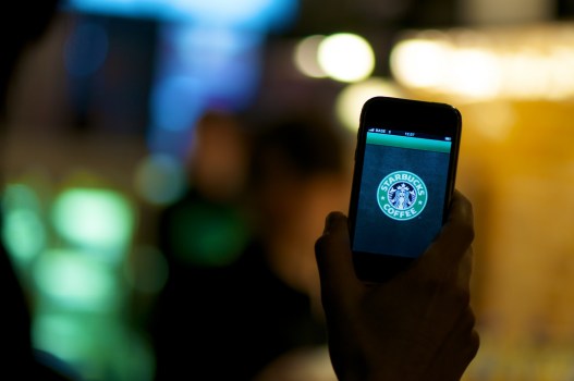 Starbucks, Apple Team Up to Serve Free Apps
