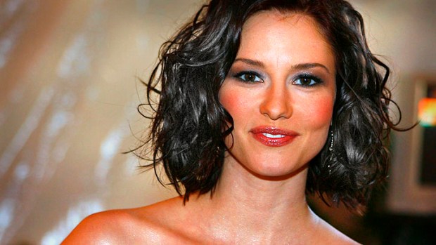 Chyler Leigh Says "Grey's" Cast Is Sharp With Songs and Scalpels