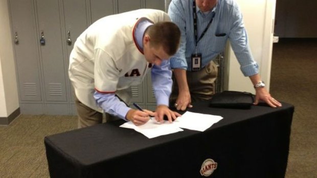 Giants Sign Top Pick Chris Stratton