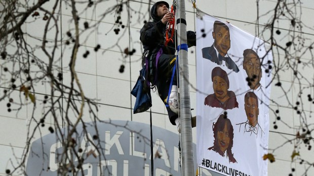 [BAY GALLERY] Protesters Block Entrances to Oakland Police Headquarters