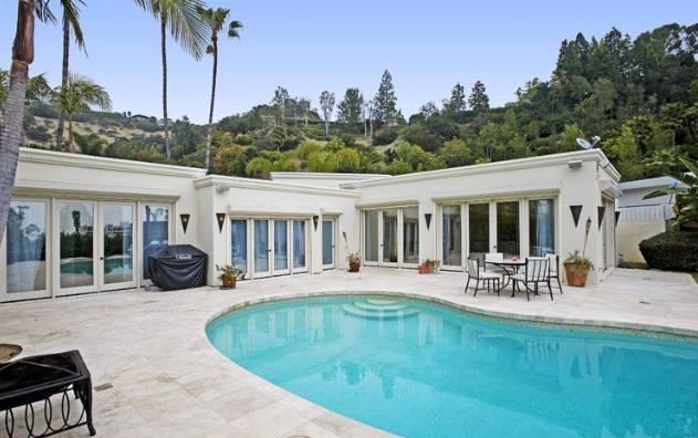 Penelope Is Cruz-ing Out of L.A. Home 