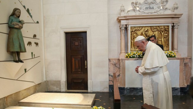Portugal: Pilgrims await pope at Fatima for canonization ceremony