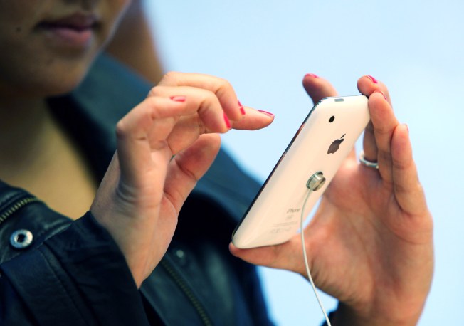 FCC Questions Apple's Grip on the iPhone