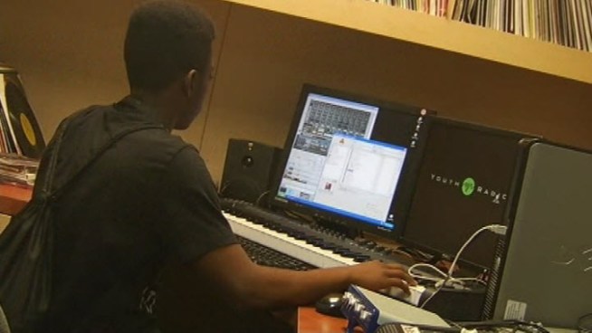 First Lady Michelle Obama personally handed members of an Oakland-based after-school program called Youth Radio an award on Monday. Jodi Hernandez reports.