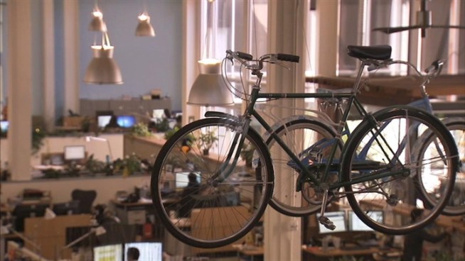 As the nation's unemployment rates hovers around 8 percent, Emeryville-based Clif Bar is bucking the trend. The snack company plans to expand and hire more employees. Scott Budman reports.