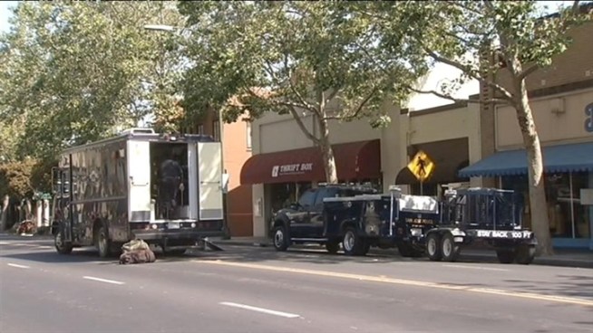 San Jose bomb squad investigates a suspicious package in Willow Glen. A threatening note against the owner was also written in Vietnamese.