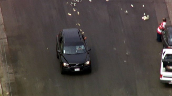 Suspects toss cash from a sport utility vehicle during a pursuit that began after a bank robbery in the Santa Clarita area on Sept. 12, 2012. Raw Video.