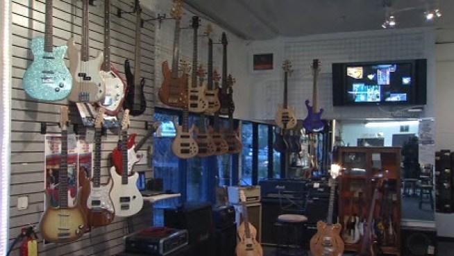 The town of Los Gatos has stopped a local guitar store from holding small benefit concerts and group lessons because it is not zoned properly. George Kiriyama reports.