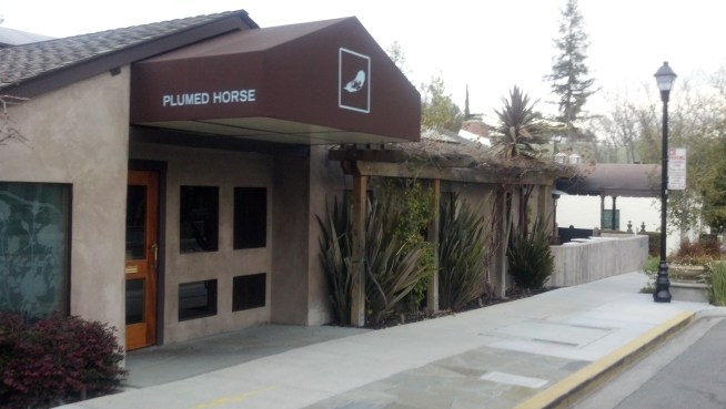Santa Per Santa Clara Sheriff s deputies are trying to find the wine thieves that busted into the ritzy Plumed Horse restaurant in Saratoga and stole several bottles of wine. Arturo Santiago reports.