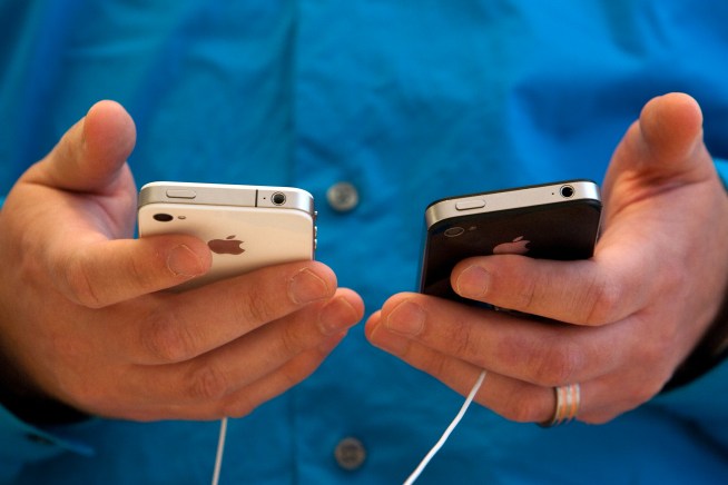 A jury has ruled for Apple in its huge smartphone patent infringement case involving Samsung and ordered Samsung to pay $1.05 billion.