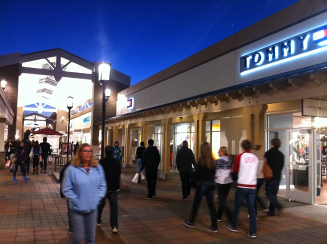 Black Friday got off to its earliest start ever as the nation's shoppers put down their turkey and headed straight to the malls. The Livermore Parragon Outlet mall opened at 10 p.m. Thursday, and by early Friday, it was still hopping. Bob Redell reports.