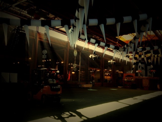 Nothing says New Year s Eve like a good old-fashioned balloon drop. But balloons were pretty much the only old-fashioned decoration inside San Francisco's Concourse for the Sea of Dreams party. NBC Bay Area's Joe Rosato Jr. reports.
