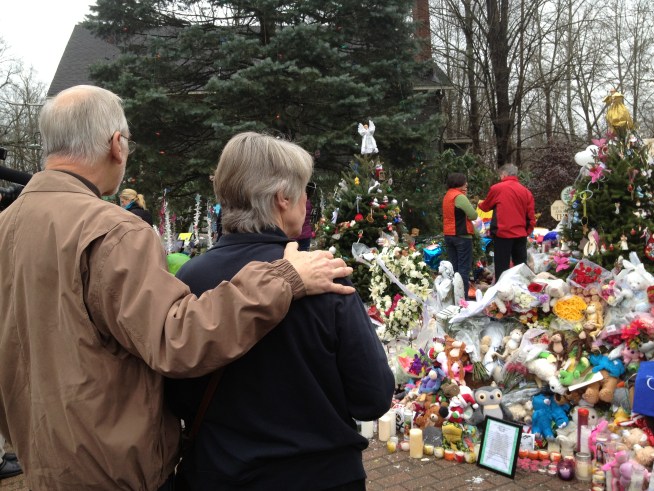 It started with a simple tweet from NBC News' Ann Curry. Now, the movement to do random acts of kindness is spreading from coast to coast, all in an effort for friends and strangers to dig in deep and somehow, positively react in the wake of the horrific Newtown, Conn. shooting. The Bay Area responded too. Joe Rosato Jr. reports.