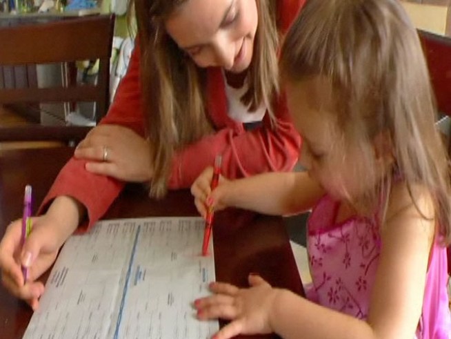 NBC Chicago's Paula Faris challenges daughter Caroline to beat her in a March Madness bracket challenge.