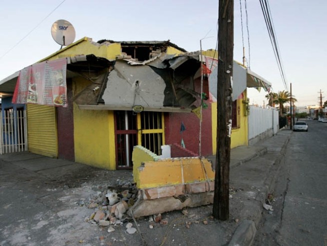 Get the latest information on a magnitude-7.2 earthquake that struck near the California-Mexico border.