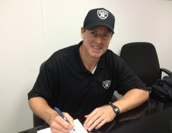 The+team+tweeted+out+this+photo+of+Carson+Palmer+signing+the+papers+and+making+it+official.