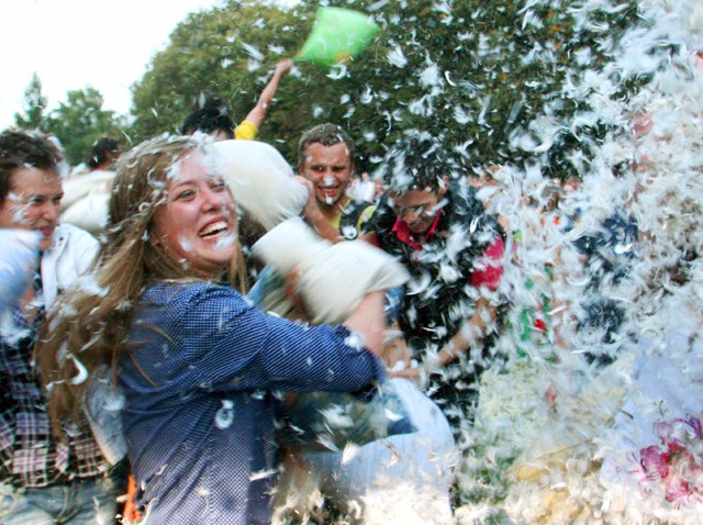 091409 WEIRD NEWS PHOTOS mass pillow fight
