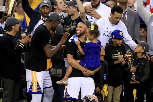 Little Golden State Warriors fans fall in love with Riley Curry - ABC7 San  Francisco