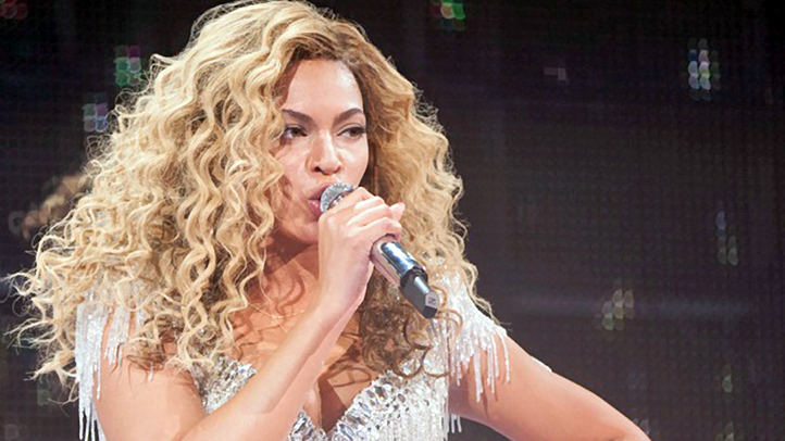 Beyonce Performs