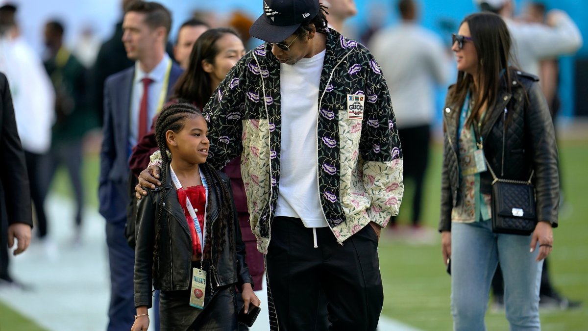 BEYONCÉ NEWS on X: Jay Z and Blue Ivy at the NFL game. LA Rams x