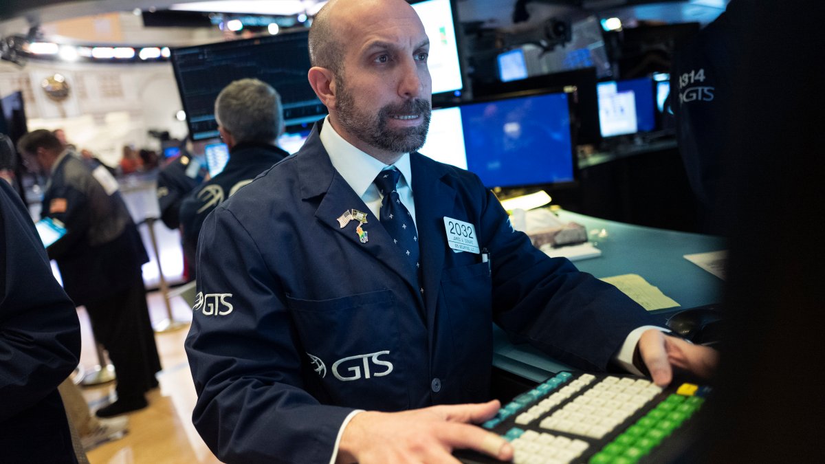 Stocks Slide on Wall Street, Extending Steep Drops Amid Coronavirus